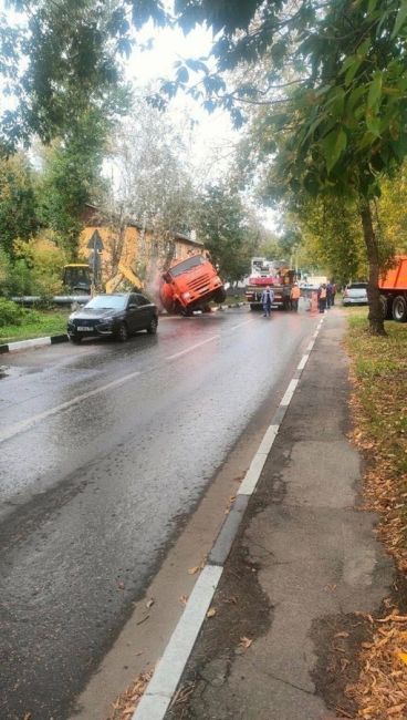 🗣️ Коммунальный анекдот — на Куйбышева во время работ провалилсяя КамАЗ..