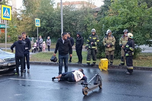 На Лескова сбили курьера Яндекс Доставки, который не спешился с самоката на пешеходном..