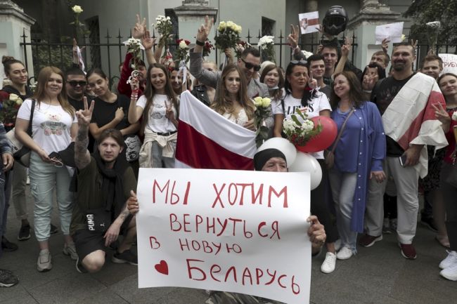 Новости братьев по несчастью: дипмиссии Беларуси больше не будут выдавать новые паспорта гражданам страны,..