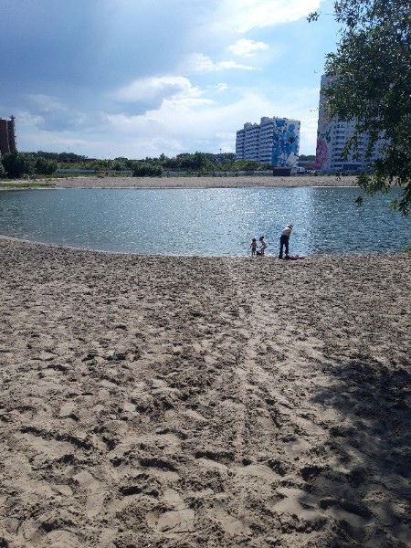 Труп находился в десяти метрах от берега на поверхности воды – его передали сотрудникам полиции для..