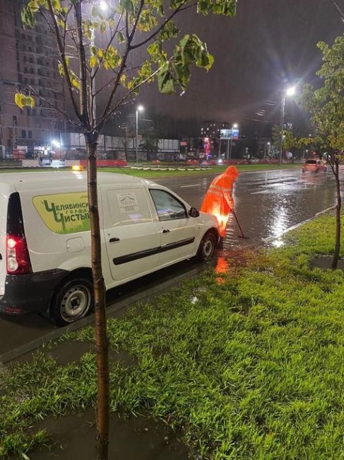 В Челябинске ликвидируют последствия сильного дождя  Фото: администрация..