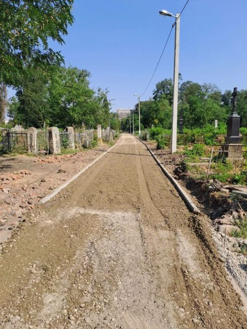 Продолжается благоустройство Всесвятского кладбища  Привести его в надлежащий вид планируют до конца..