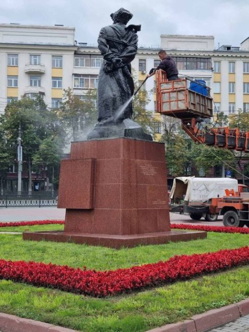 В преддверии Дня города в Челябинске помыли памятники  Фото: администрация..