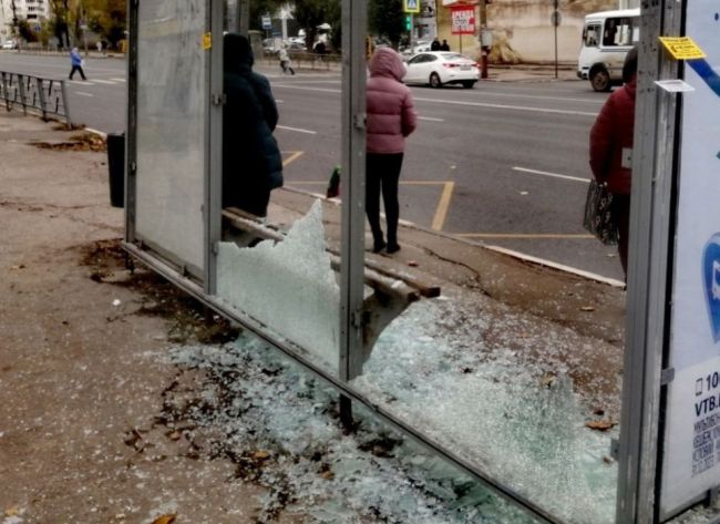 "Кому мешала?" В Самаре орудуют остановочные вандалы  Битое стекло и возмущенные горожане  Жители одной из..