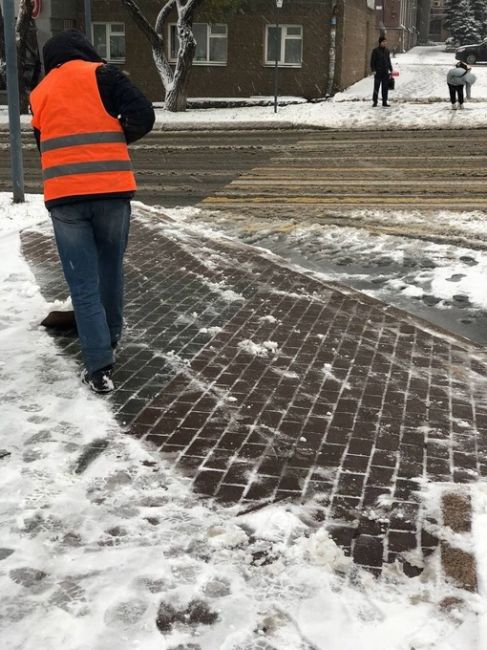 На улицах Челябинска выполняется патрульная очистка основных дорог  Сейчас на улицы города выведено 180..