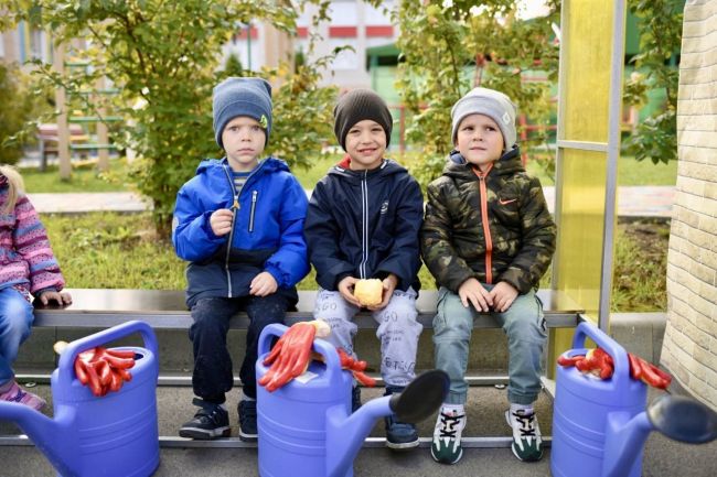 В школе и детских садах «Вересаево» (https://vk.com/mkrveresaevo) высадили платановые аллеи🍁  В рамках общегородского..