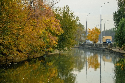 🍂 Осенняя атмосфера в «Городском саду»  Краснодара.  Вот и подкралась незаметно золотая осень. Ещё..