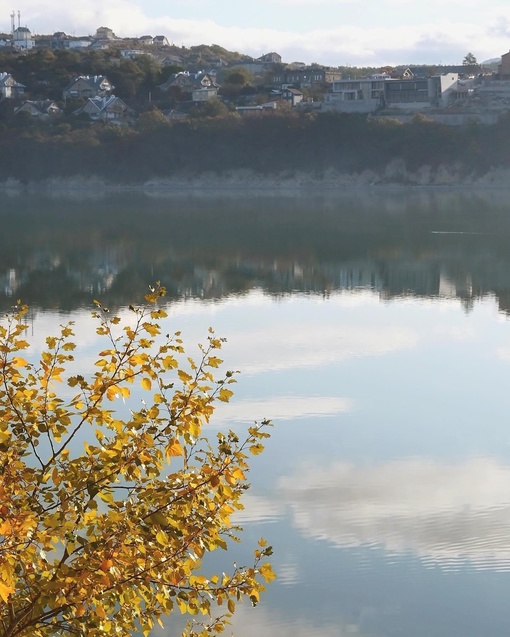 Нереально красивое осеннее утро в Абрау-Дюрсо😍🍂  Легкая дымка, озеро словно зеркало, а от ярко красных..