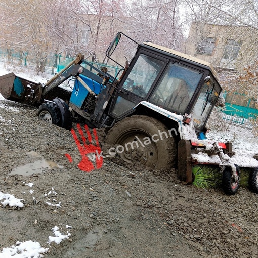 В Ленинском районе трактор утонул в грязи.  Фото: Агентство чрезвычайных..