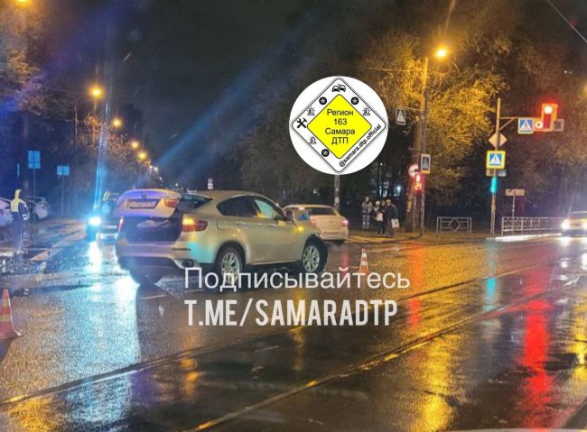 В Самаре такси с тремя пассажирами попало в жёсткое ДТП  Машины серьезно повреждены. Что с людьми?  На..