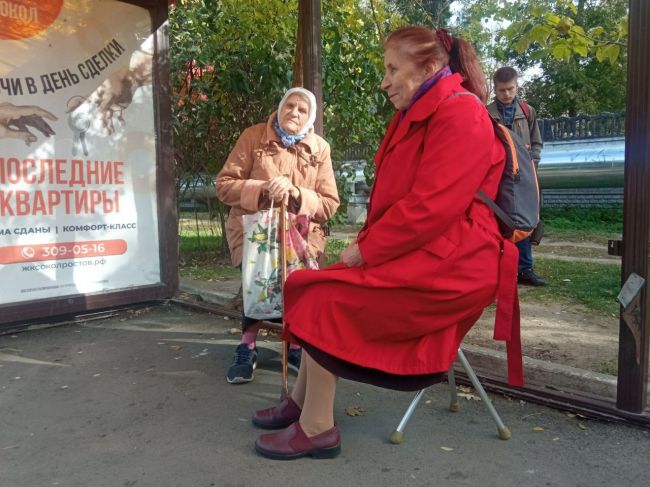 Ничего необычного, просто обычная остановка в центре Ростова на проспекте Нагибина.  Нет скамеек, нет..