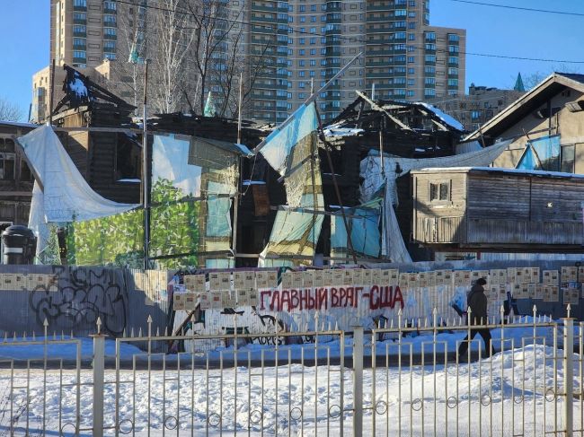 Возле «Удельной» неизвестные упорно продолжают напоминать о «вражеском» США на заборе, который много лет..