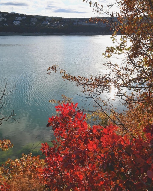 Нереально красивое осеннее утро в Абрау-Дюрсо😍🍂  Легкая дымка, озеро словно зеркало, а от ярко красных..