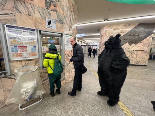 Кот Бегемот уже прибыл в Петербург. Прогулялся по Невскому и окрестностям, пообщался с местным..