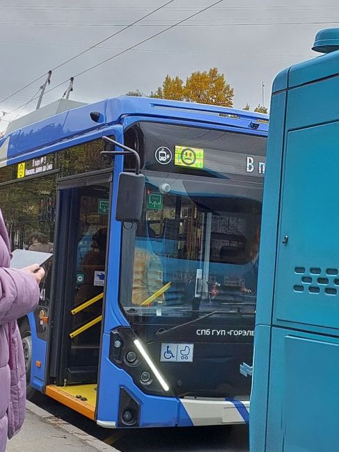 Где-то в Петербурге приуныл один троллейбус и его можно понять. До выходных ещё два рабочих..