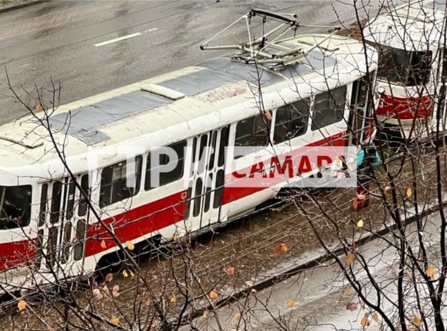 В Самаре прогремел громкий хлопок и вырвалось синее пламя из-под трамвая  Узнали, где случилось..