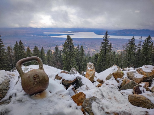 Житель Екатеринбурга поднялся на Зюраткуль с гирей. Молодец!  Фото: Сергей..