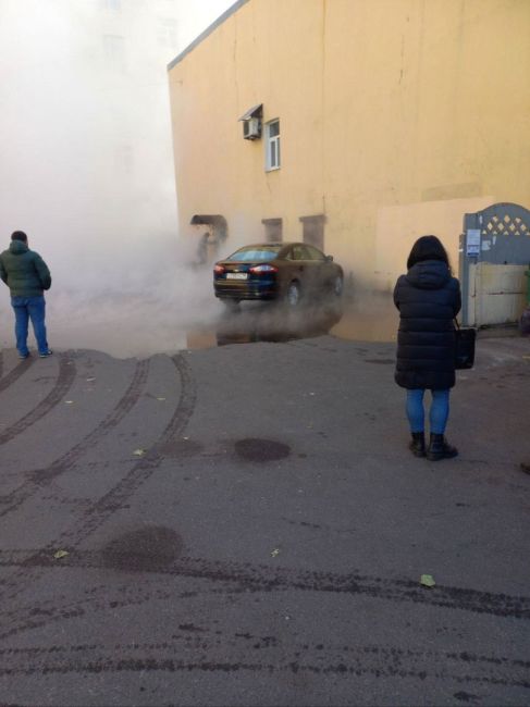 В Петербурге кипятком затопило улицу возле школы  Очередной прорыв произошёл сегодня во Фрунзенском районе...