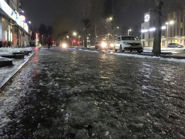 ⚡🌧 Синоптики обещают ледяной дождь в Москве сегодня вечером. Из-за этого на дорогах и тротуарах образуется..