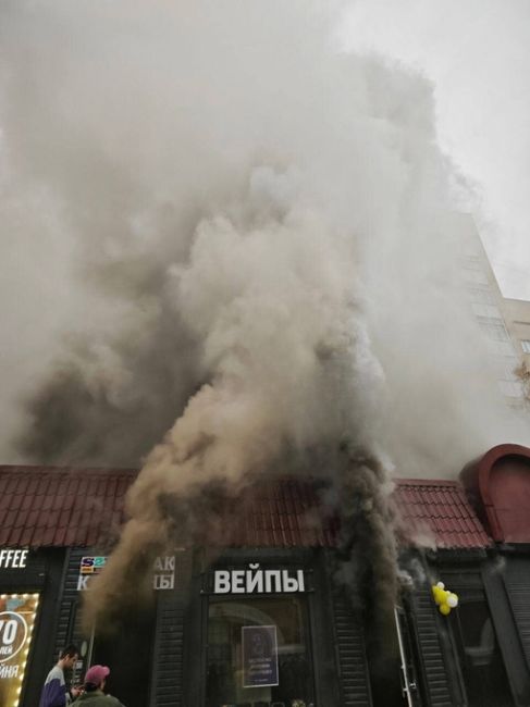 Московские вейперы устроили дичайший раскур на Бауманской  По предварительным данным, пострадали 10 литров..