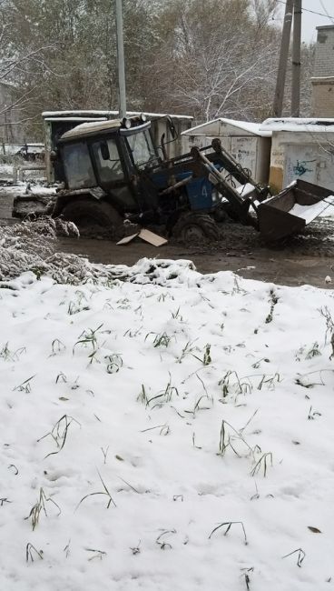 В Ленинском районе трактор утонул в грязи.  Фото: Агентство чрезвычайных..