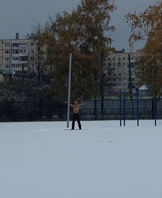 В Петербурге заметили спортсмена, который наконец-то дождался нормальной погоды для уличных тренировок. А..