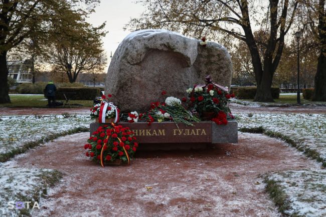 Петербуржцы сегодня вспоминали жертв политических репрессий. Возложение цветов и акция «Возвращение имён»..