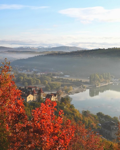 Нереально красивое осеннее утро в Абрау-Дюрсо😍🍂  Легкая дымка, озеро словно зеркало, а от ярко красных..