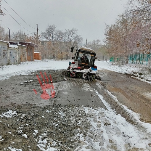 В Ленинском районе трактор утонул в грязи.  Фото: Агентство чрезвычайных..