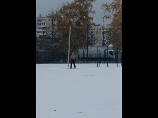 В Петербурге заметили спортсмена, который наконец-то дождался нормальной погоды для уличных тренировок. А..