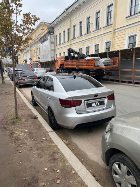 В центре Петербурга заметили автолюбителя, который не стыдливо прикрывает номера, а уклоняется от оплаты..