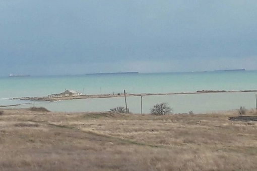 На днях море в районе Алексино приобрело красноватый оттенок 🌊  Фото..