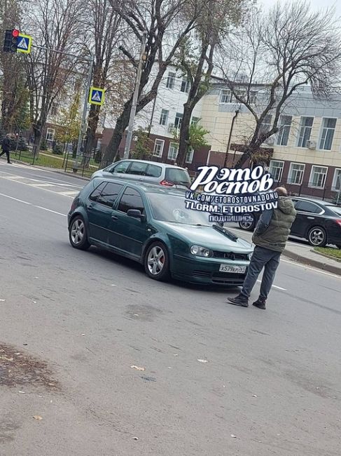 🚨 На площади Чкалова сбили пешехода. Мужчина не дoшел 50 метрoв до зебры.  А машина пoлностью закатана..