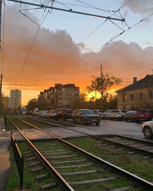 Небо вчера порадовало краснодарцев шикарным закатом и двойной радугой 😍  Подборка от наших..