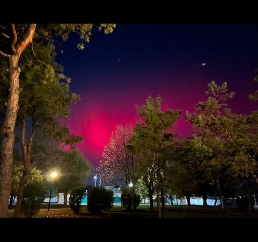 Вот так полярное сияние смотрелось за городом на видео, и с небольшой выдержкой.  ⚠ВНИМАНИЕ!..