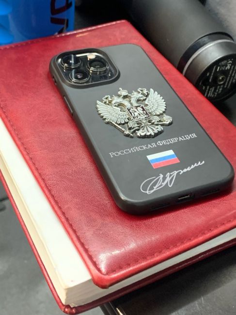 Песков не отказался от iPhone, как того требует от менее статусных чиновников их начальство. Путинский..