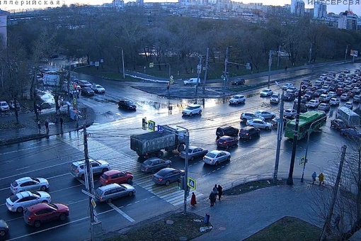 Пятничный коллапс в городе. Люди стоят в пробках.  Фото:..