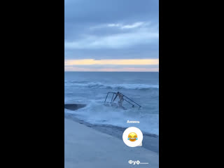 В Анапе сегодня тоже первый снег. При этом замечен купающийся в море 🥶  Видео..