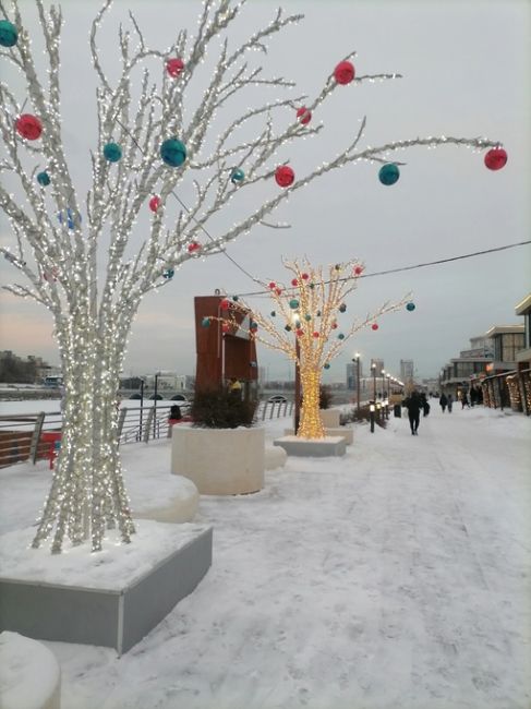 Улицы города и торговые центры начинают украшать к Новому году.  Фото: Анастасия Дектярева, Анна..