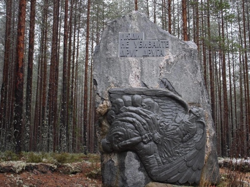 Новый памятник репрессированным полякам простоял всего пару дней  На Левашовском мемориальном кладбище..