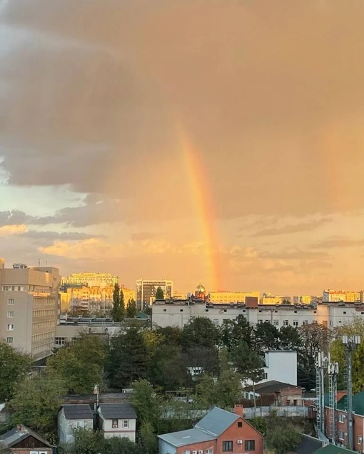 Небо вчера порадовало краснодарцев шикарным закатом и двойной радугой 😍  Подборка от наших..