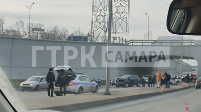 Полиция рассказала, как разорвало пополам машину рядом с Самарскими термами 2 ноября 2023  Появились кадры..