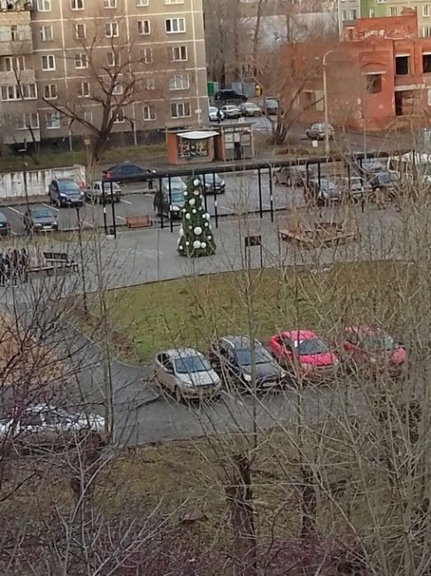 На ЧМЗ уже установили новогоднюю елку.  Фото: паблик ВКонтакте «Подслушано..