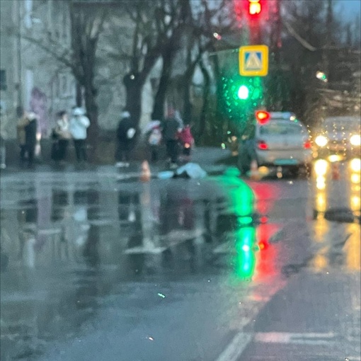 Утро в Дзержинске недоброе.  Со слов очевидцев, пешеход пытался перебежать дорогу на..