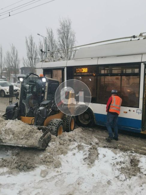 В Самаре снегоуборщик протаранил троллейбус на Московском шоссе  Кадры с места событий  В Самаре в среду, 22..