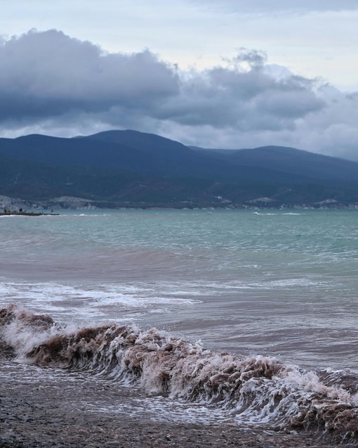 На днях море в районе Алексино приобрело красноватый оттенок 🌊  Фото..