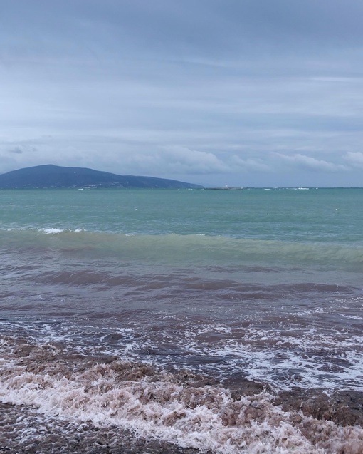 На днях море в районе Алексино приобрело красноватый оттенок 🌊  Фото..