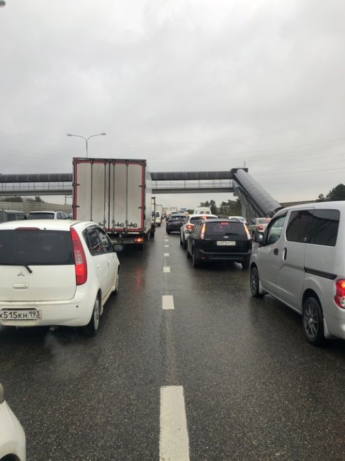 По опыту прошлых лет, теперь эти пробки будут изо дня в день до самого Нового года 😮‍💨 Сегодня кортежи,..