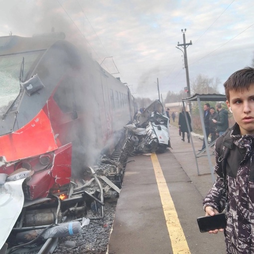 Пассажирский поезд и грузовик столкнулись под Балахной. Водитель машины погиб.  Электричка следовала из..