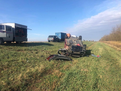 Сегодня днем на 23 км + 400м автодороги Азов-Староминская произошло ДТП  Водитель на Киа Рио начал обгон..